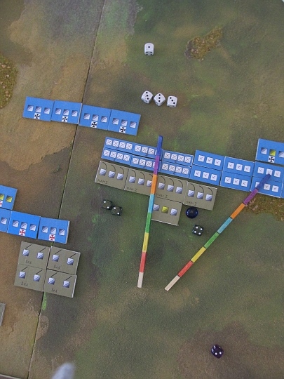 IMG_6186.JPG - Auch der Fernkampf auf der anderen Seite hat keine Auswirkung. Knapp, denn der D(eath) R(oll)  der I. Mameluken war nur eine 2!