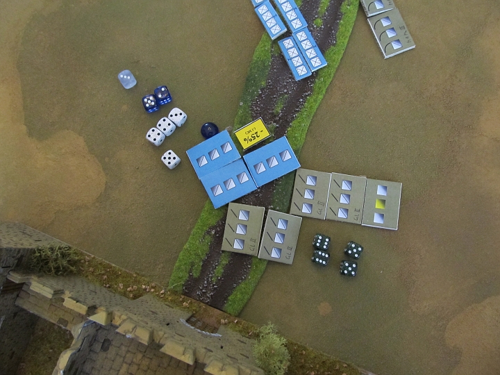 IMG_6189.JPG - Mit einem Erfolg! 4:1 Treffer, der CT geht mit 7 nicht gut aus- sie fallen auf erschüttert (disrupted- blauer Marker), der DR auf 3 bedeutet den Verlust einer Base, somit sind die Turkopolen auf -25%.