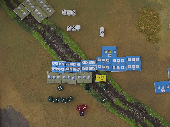 IMG_6200.JPG - Schwere Verluste! Es trafen 3x die I. Speere und 1x die Armbrustschützen (da stand im Kampf noch eine Base, wo nun der -25% Marker steht), und je einmal die Mameluken. Macht 2:4.  Die Moral sinkt (CT 7-2)  und der Verlust eine Base (DR 2) bedeutet -25%. 