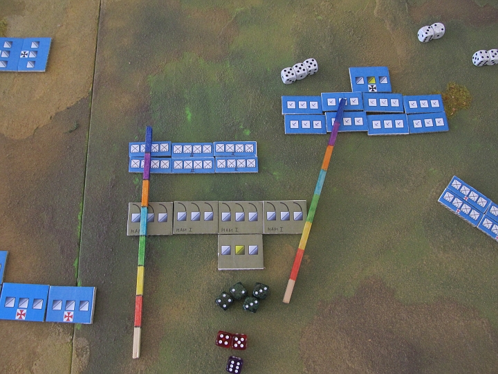 IMG_6204.JPG - Der Fernkampf der I. Mameluken ist wieder kein Erfolg. Sie treffen 0x, die Armbrusschützen der Kreuzfahrer 3x. Der CT geht mit 9+1 gut aus, der DR mit 6 auch.