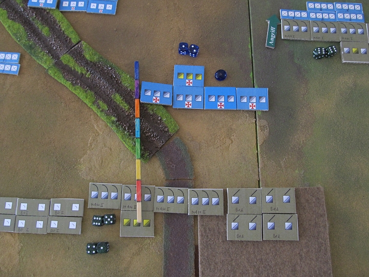 IMG_6209.JPG - Die ausgewichenen II. Mamaluken drehen sich und beschießen nun die Ordensritter ordentlich. 2 Treffer, CT auf 3- die Ordensritter verlieren eine Moralstufe. (blauer Marker)