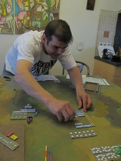 IMG_6245.JPG - Jürgen in Angriffslaune. Mit einem Lächeln wird nachgestoßen.... Die II. Bögen der ayyubiden ziehen sich immer wieder zurück.