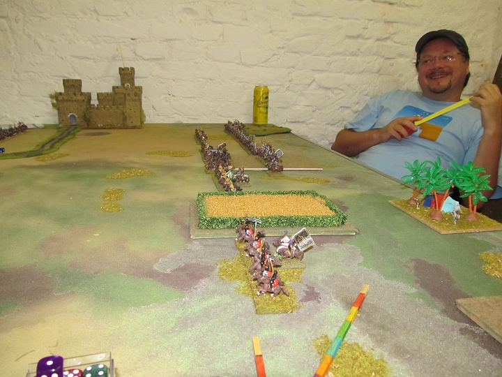 IMG_6737.JPG - Ayyubidische Reiterei, dahinter Genearal Nikfu.