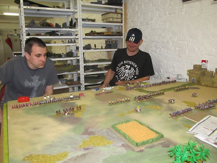 IMG_6741.JPG - Die leichte Reiterei der Ayyubiden prescht vor. Annatar blick tdem Treiben skeptsich zu, während Jürgen noch lacht.