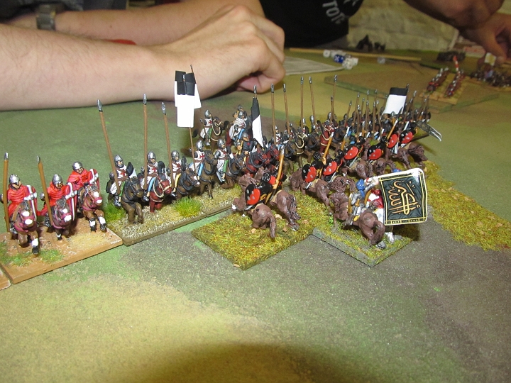 IMG_6748.JPG - Annatars Ordensritter aus der Nähe. 5mm dahinter die leichten Beduinen. Links ein paar Johanniter.