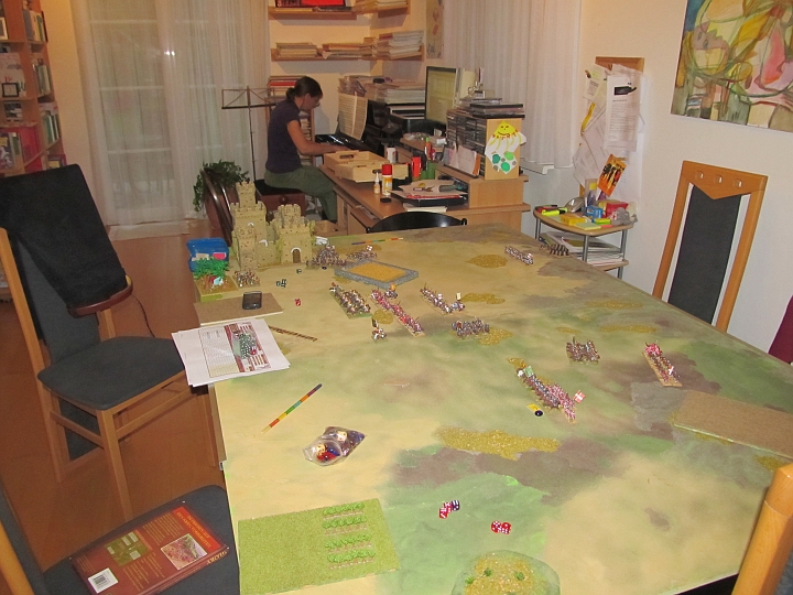 IMG_6853.JPG - Aber nach 3.5h ists vorbei. Die Kreuzritter hatten 2 VP (die vormals zerrütteten Ritter waren wieder gesammelt), die Mameluken 4 VP. Macht 11.4 zu 8.6 für die Kreuzfahrer.