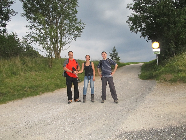 IMG_7314.JPG - Start beim Parkplatz Dreistetten. Dunkle Wolken im Hintergrund.