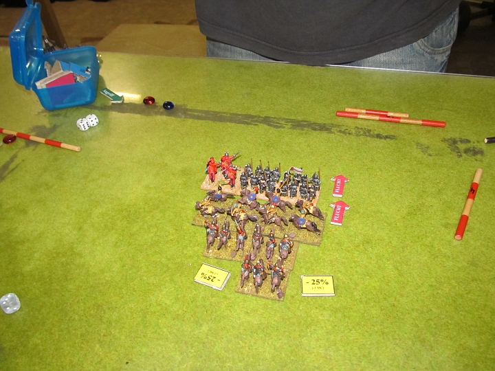 IMG_7914.JPG - Nach dem Durchbrechen flüchten nun auch die Turkomanen. Was ich leider nicht fotografiert habe: Auf der rechten Flanke der Ägypter haben zwei (plus eine, die nich im NK war) Battlegroups LH eine BG Crossbows in die Flucht gekämpft (mit Flankenangriff)