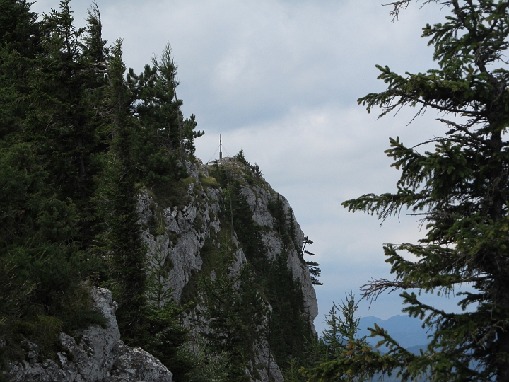 IMG_7963.JPG - Das Gipfelkreuz vom Plattenstein ist schon zu sehen.