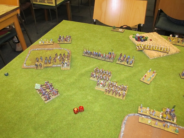 IMG_8523.JPG - Langsam, leider zu langsam treibe ich die LH und LF vor mir her. Es wird sich bis Spielende nicht ausgehen, sie von der Platte zu drängen. Zwei Runden mehr, und es wäre geglückt, bzw zu einem für mich vorteilhaften Nahkampf gekommen.