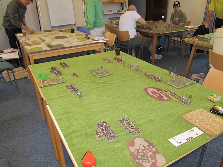 IMG_8528.JPG - Ich habe kaum geschlafen, und bin am nächsten Morgen mit dem Vorsatz ins Spiel gegangen: Schnell verlieren und zurück ins Bett. Ich muß sopgar in der Liste nachsehen, was meine Truppen können.. Was Bodos Chinesen können merke ich mir sowieso nicht...