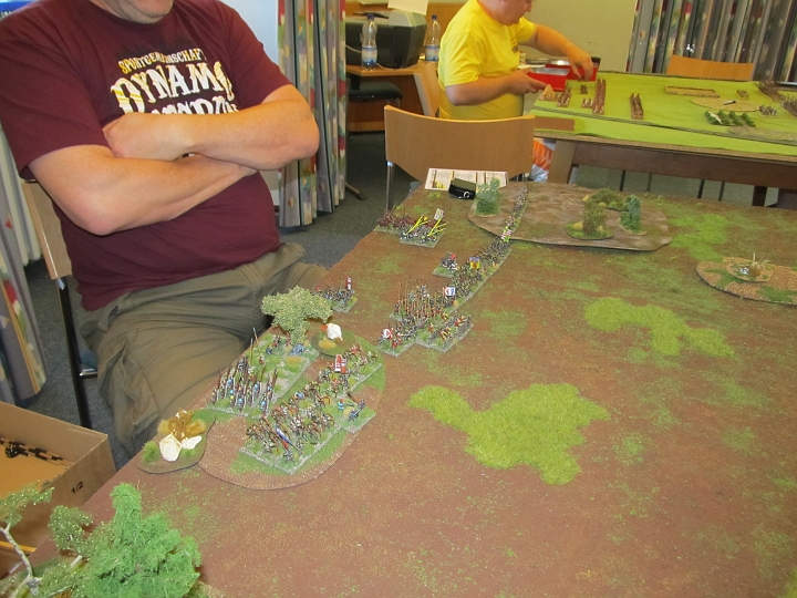 IMG_8553.JPG - Das Sonntagsspiel. Ausgeruht geht es nun gegen meinen Angstgegner- War of roses english, gespielt von Sven Olaf. Das Gelände ist für Sven wichtig, und ideal gelegt.