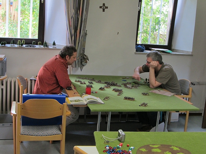 IMG_8580.JPG - Überall Spieltische.. Insgesamt 16 Spieler nahmen teil. Hier spielen Carlos gegen Stephan.