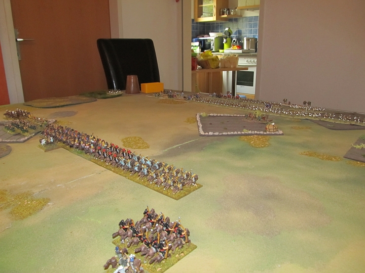 IMG_8715.JPG - Attila mit seiner LH- Linie. Im Vordergrund der ostgotische General mit protected Lanzenreitern.