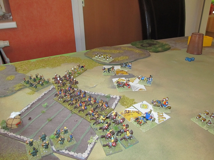 IMG_8732.JPG - Auf der linken Flanke der Hunnen formieren sich die LCh der Ägypter unter heftigem Beschuß durch die Hunnen zum Angriff.