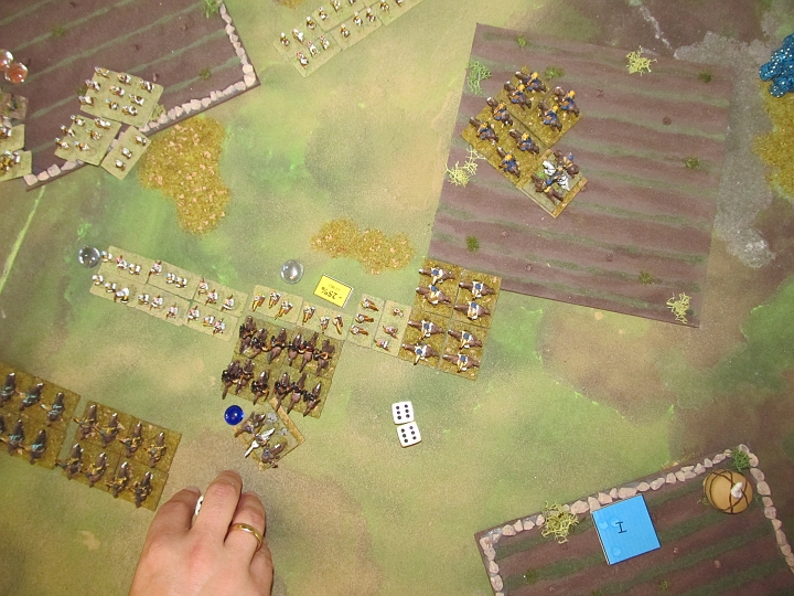 IMG_8742.JPG - Die Ägypter verlieren eine Base und fallen um eine Stufe. Tkila hat in der Zwischenzeit das Kommando der anderen BG hinten übernommen.