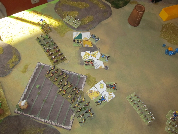 IMG_8743.JPG - Der Beschuß hier hat gewirkt. Die mittleren Streitwagen sind auf disrupted gedropt.