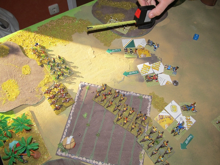 IMG_8747.JPG - Die Hunnen und die ostgotische LF weicht aus. Die mittleren LCh greifen mangels erfolgreichem CMT nicht an.