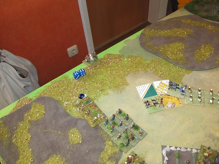 IMG_8760.JPG - Btila der Flankomane kommt an! Gerade rechtzeitig, um die Streitwägen, die nun 6BE vom Ankunftsort entfernt sind, in der nächsten Runde zu bewegen...