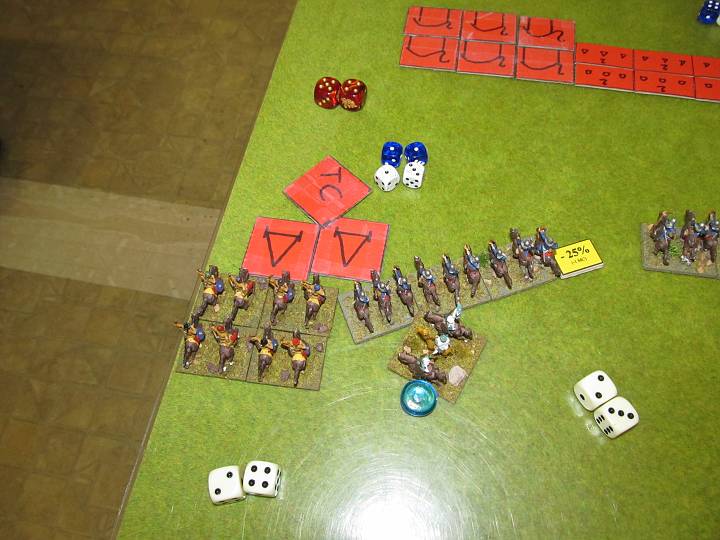 IMG_8956.JPG - Im Melee treffen die Sichelstreitwagen 3x die 1! Nachdem sie gegen unbroken Einheiten stehen, werden sie in der JAP entfernt.