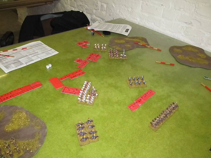 IMG_8958.JPG - Auf der anderen Seite Angriff der persischen Kavallerie mit Ausweichen der Tataren, sowie im Hintergrund die Flucht der zweiten BG Sichelstreitwägen. In der Mitte wird die persische Kampfwagen-BG angegriffen, zu der es dann eine Regelfrage geben wird.