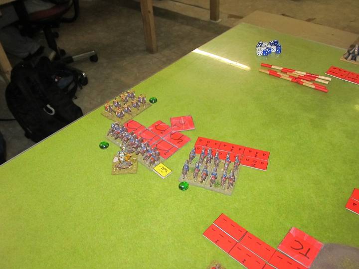 IMG_8964.JPG - Die Perser greifen an und kommen den Tataren zuvor. Das hilft den Tataren, denn die LH an der Flanke hätte ein langes Manöver gebraucht um eingreifen zu können.