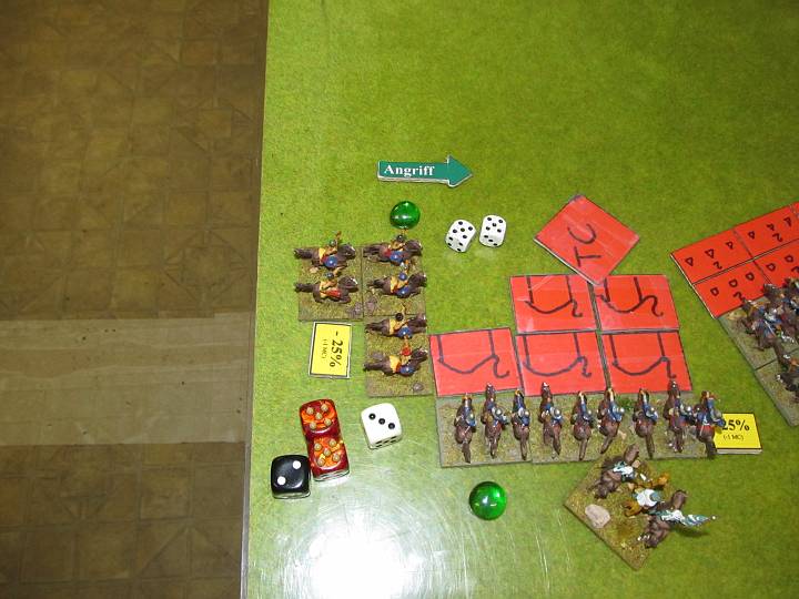 IMG_8971.JPG - Autsch. Der Flankenangriff mit einem Treffer ist ok, mehr geht ja nicht. Aber: Die Kamele sind poor, treffen nur auf die 5 (6er Reroll), und würfeln.. 2x die 5! der CT ist mit 10 ok, aber der DR geht auf die....2. Autsch, eine Base (und damit auch ein Würfel im Melee, weil nurmehr 3 Basen) weg. Jupp so kanns gehen, das war Pech. Aber: Nun gibts einen Kampf aus zwei Richtungen für die poor Kamele, das kann langfristig nicht gut ausgehen für sie.