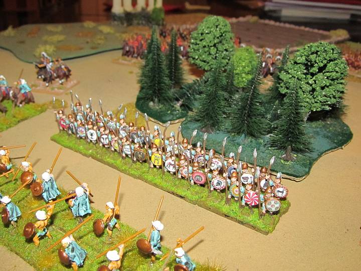 IMG_9235.JPG - Dahinter eine alte DBA Armee als 8er BG thessalische Hopliten.