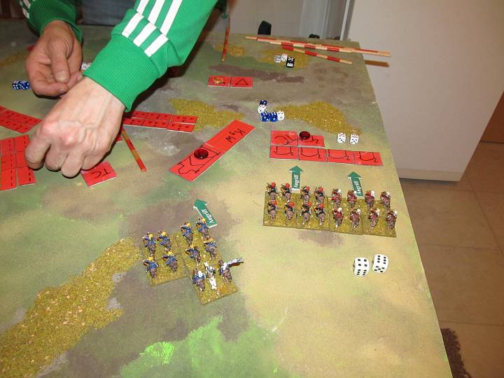 IMG_9365.JPG - Und auch auf der anderen Flanke gehts los. Sowohl die Kamele sind fragmented, die Kriegswagen ebenso (die Sichelstreitwägen sind durchgecrasht und sie fielen zuvor auf disrupted, weil die Sichelstreitwägen geflüchtet sind. Wir haben keinen Passus gefunden, dass ihnen das egal wäre)