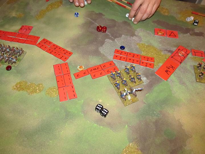 IMG_9366.JPG - Die Bögen sind ausgewichen und werden erreicht, die Kriegswagen flüchten, weil sie als fragmented zum Angriffsziel wurden... Jürgen versemmelt CT um CT... Ohne Nahkampf flüchten da alle, die LH sind Helden.