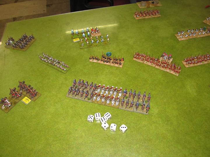 IMG_9419.JPG - In der JAP muß zum Glück für die Hunnen der Abbruchzug gemacht werden (links). Die drei BGs CV treffen 4x im Beschuß, und schießen so den Speeren vor sich eine Base weg und diese fallen auch um eine Stufe.