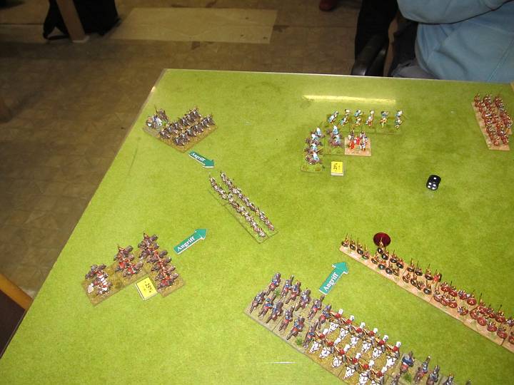 IMG_9428.JPG - Dann erfolgt der Angriff der Hunnen. Hinten links ein regulärer Flankenangriff (intercepten der LH ist ja nicht erlaubt), und ein Angriff der geschwächten Cv sowie ein Angriff auf die fragmentierten Speere.