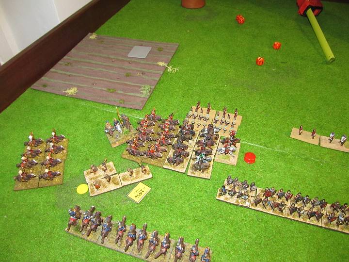 IMG_9544.JPG - Etwas später. Die hunnische Kavallerie traf die römische bei einem intercept in die Flanke, diese flüchtet nun, und wird später zerstört. Die unteren Javelins erleiden ein ebensolches Schicksal. Die Schlacht wird nur auf dieser Flanke entschieden und über das Lager.
