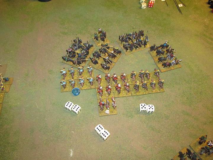 IMG_9587.JPG - Hier schießen die Hunnen verzweifelt.... sie sind gezoct, können nicht weg. Das Unheil naht bereits von rechts unten... 6 Würfeln. 6 Treffer. Mehr geht nicht. Echt nicht. Hilft aber nix, wird alles weggewürfelt. (übrigens, wenn man genau hinsieht, ist es egal, ob die Ghaznaviden getroffen wären oder nicht, darauf kommts im Endeffekt gar nicht an... Es kommt nur drauf an, dass sie festkleben.