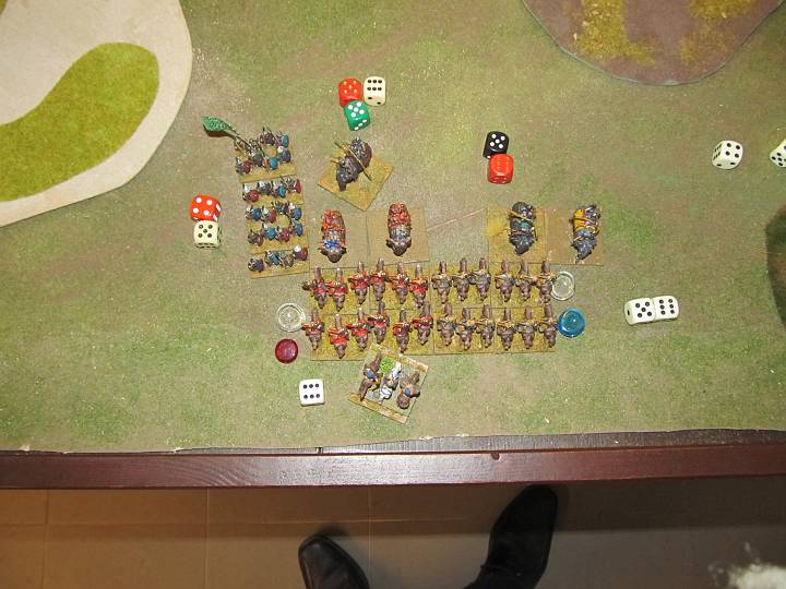 IMG_9604.JPG - Die Cvs an der anderen Flanke haben ein denkbar schlechte Position 6BE von der Kante weg gegen Elefanten... Sie verlieren jeden Kampf.