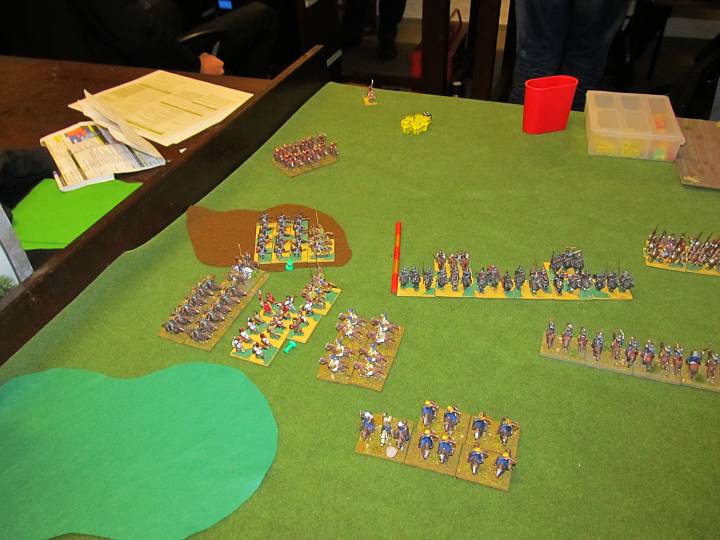 IMG_9619.JPG - Na das sieht nicht schlecht aus zu Beginn. Die erste BG des Flankenmarsches geht gegen die MF. Die zweite BG kommt weiter hinten.