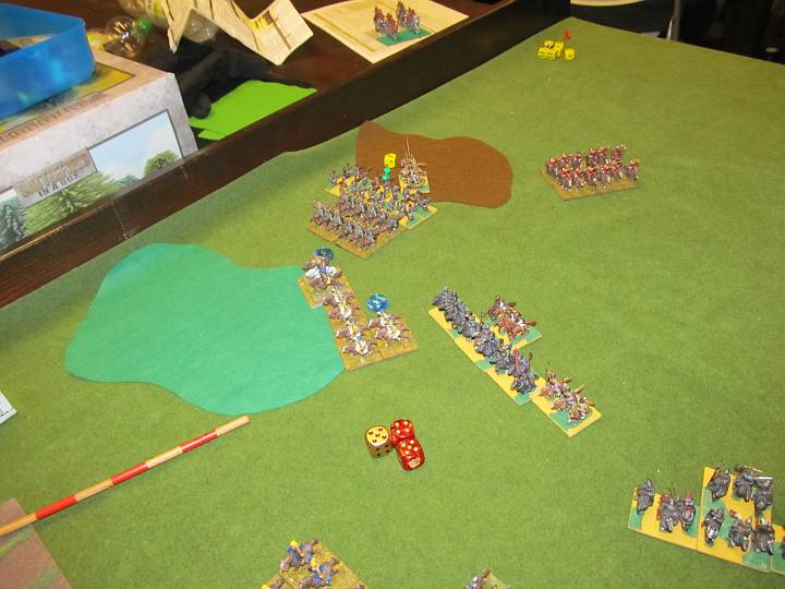 IMG_9626.JPG - Nachdem die MF aufgelöst wurde, werden die kämfenden BGs angegriffen. Oben die Cv gegen offensive Speere, die LH weicht in die grünen Filzweingärten aus.