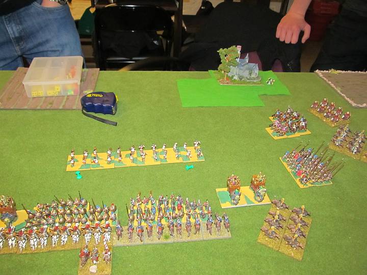 IMG_9627.JPG - Nun kuscheln sich die Piken an die hunnische Kavallerie in der Mitte an.