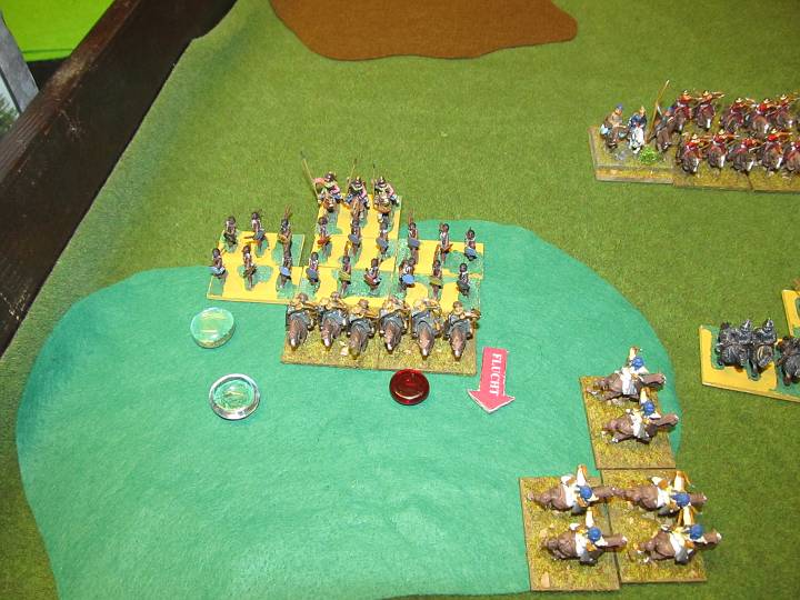 IMG_9635.JPG - Auf der anderen Flanke bricht die HunnenCv gegen die Speere.