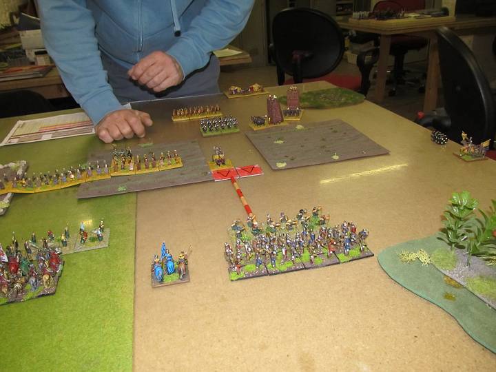 IMG_9668.JPG - Die Sichelstreitwägen aus Karton bewegen sich auf die Armatispeere und Bögen zu. Davor LF Bögen.