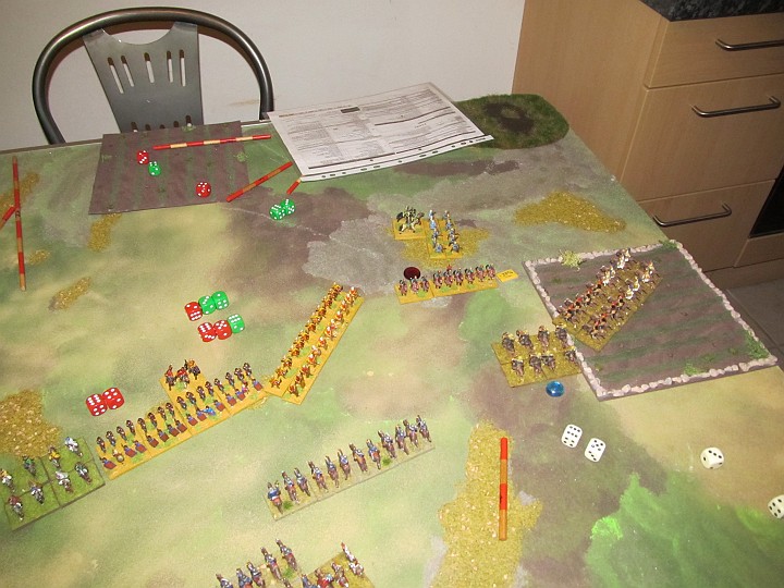 IMG_9824.JPG - Auch auf der anderen Seite schießen die Hunnen scharf. Eine BG Kavallerie ist bereits fragmented.