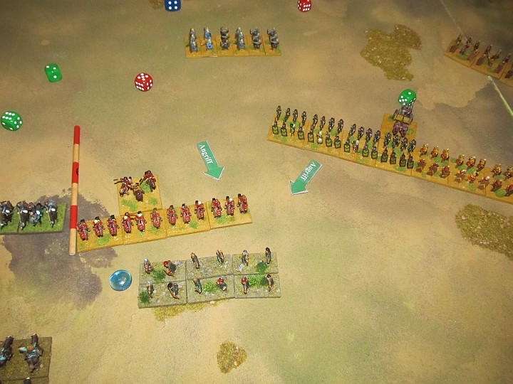 IMG_9825.JPG - Angriffe durch Kavallerie (bereits bewegt) und einer Unsterblichen- BG gegen ostgotische Bögen.