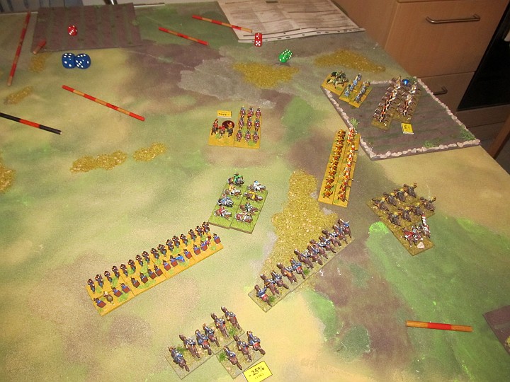 IMG_9830.JPG - Hier muß etwas geschehen. Die BG Kavallerie der Hunnen in der Mitte kann die LH angreifen, und tut es auch.