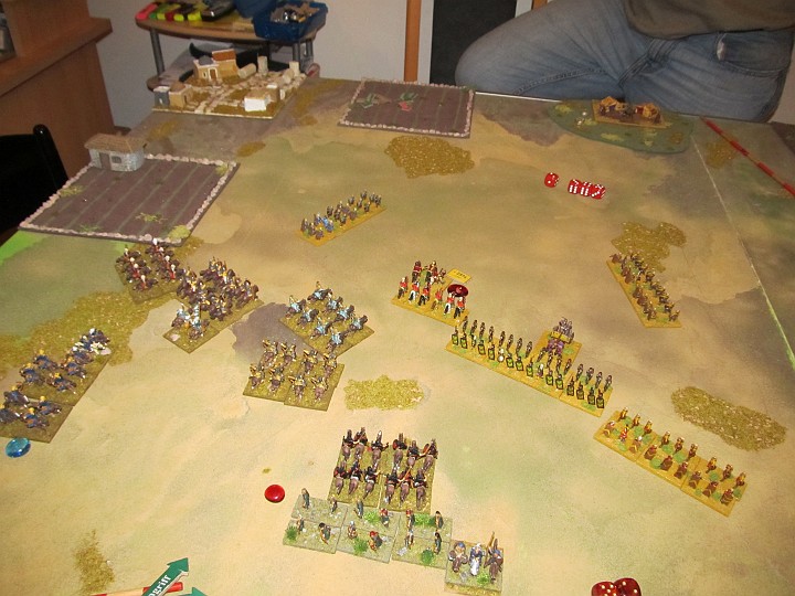 IMG_9833.JPG - Auf der anderen Seite zogen sich die Cv zurück und verlor eine weitere Base durch Beschuß. Die hunnische LH steht sich nun schon im Weg, die Bögen wurden auf fragmented geschossen.