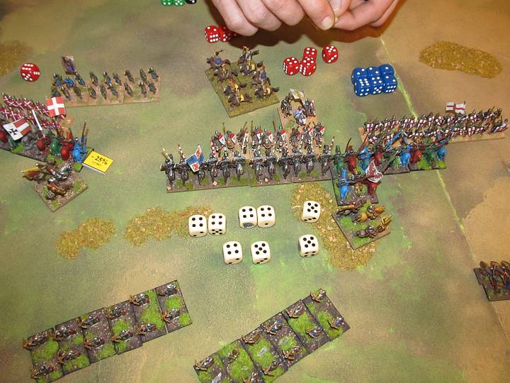IMG_0251.JPG - Massaker in der Mitte. Die päpstlichen Truppen erreichen 8 Treffer bei 10 Würfeln! (ein Jürgen- Wurf für mich!)
