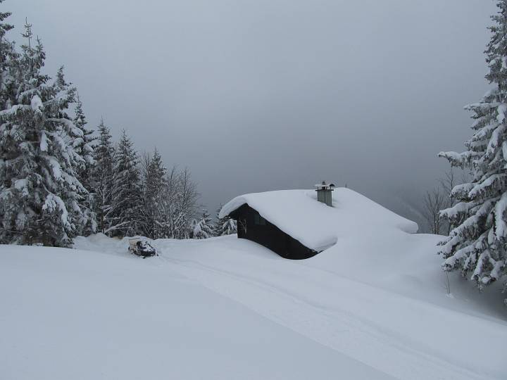 IMG_0550.JPG - Vorbei an einem Haus...