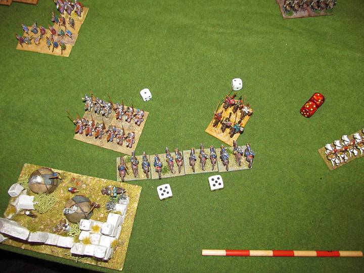 IMG_0676.JPG - Hier halten die Mongolen brav. Treffen sogar 2x, stecken aber 3 Treffer ein und fallen.