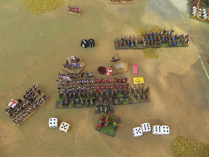 IMG_0772.JPG - In der Mitte hatten zwischenzeitlich die Kreuzfahrer angegriffen. Eine BG fällt auf fragmented. Der Kommandant fällt, und der CT mit 4 zwingt die bereits um 25% dezimierten Speere in die Flucht. Allerdings kündigt sich mit der linken BG Speere ein Unheil für die Ungarn an...