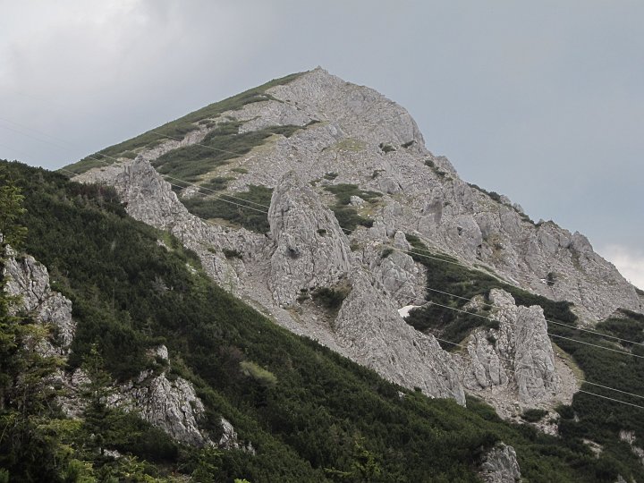 IMG_1339.JPG - Ein paar Hochspannungsleitungen inklusive... Hmmm. knackig. Es donnert immer mehr. Ein Gewitter ist auf der Griesmauer hinter mir. Allerdings bleiben diese lokal über der jeweiligen Bergkuppe.