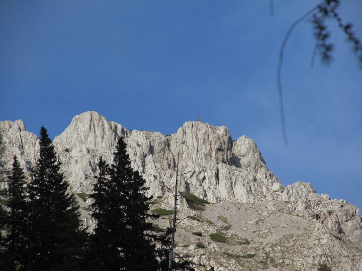 IMG_1408.JPG - Ich faß es nicht. Zoom auf die sonnenbestrahlte Leobner Mauer..... Laut Plan säße ich da jetzt oben.